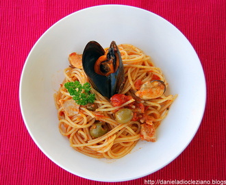 Spaghetti cozze  tonno con olive e capperi