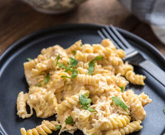 Slow Cooker Mac and Cheese with Garlic Chicken