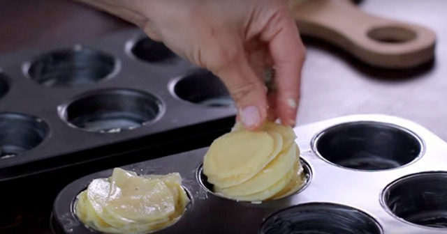 Skiva 1 kg potatis och stapla i muffinsformen – en snabbtitt på nästa steg och jag måste genast prova!
