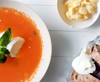 #TOMATENWEEK: Tomatensoep met basilicum en mozzarella, brood & zeezoutboter