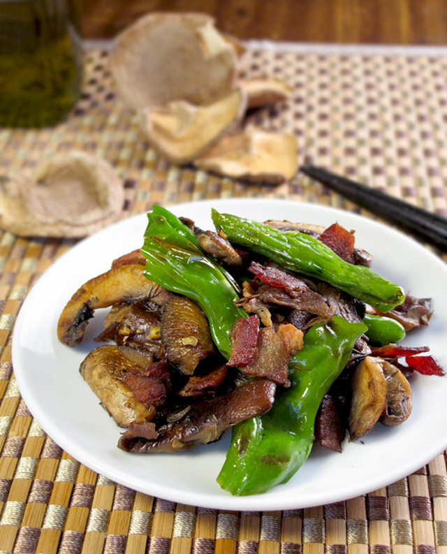 Sauteed Japanese peppers and mushrooms