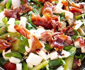 Salade met kerstomaten, mozzarella, groene asperges en krokante ham