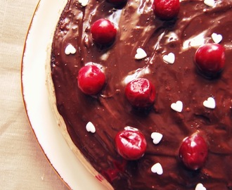 Ciasto / tort czekoladowy z krówkowym serkiem i z wiśniami