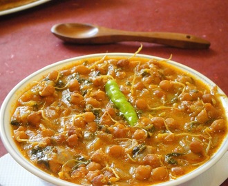 Sprouted Kala Chana Masala / Chana Palak Curry / How to make Sprouts at home ?