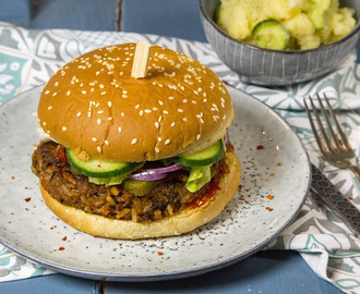 Herzhafter Veggie-Burger mit Bratlingen aus schwarzen Bohnen, Reis und Champignons [vegan]