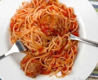 Spagetti med köttbullar i tomatsås
