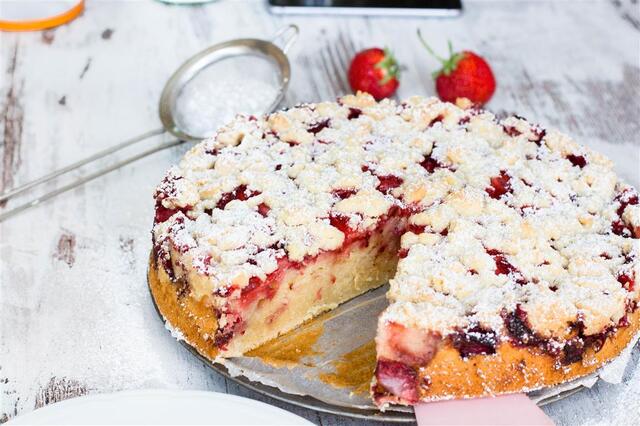 Joghurt Kuchen mit Erdbeeren und Streusel