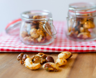 Geröstete Nüsse mit Honig, Salz und Rosmarin – Roasted Nuts with Honey, Salt and Rosemary