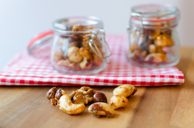 Geröstete Nüsse mit Honig, Salz und Rosmarin – Roasted Nuts with Honey, Salt and Rosemary
