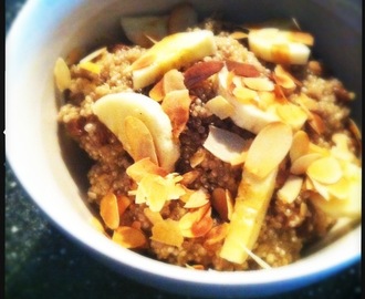 Quinoa ontbijt met rozijnen, kaneel en banaan