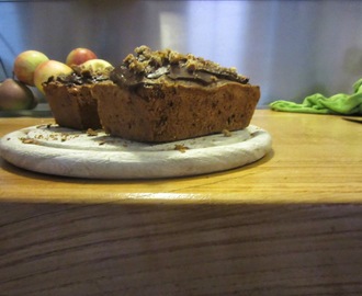 Recept: Chocolat chip cake met hazelnoten en chocoladeglazuur