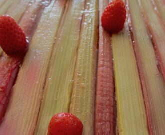 Tarte amandine à la compotée de fraises et rhubarbe