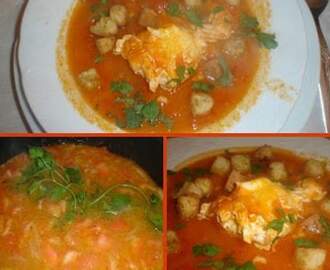 Sopa de tomate com ovos escalfados à alentejana