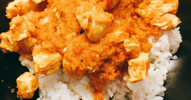 Pollo al curry con arroz