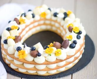Velikonoční dort, variace na oblíbený „number cake“. Křehký mandlový korpus a krém z mascarpone a smetany.