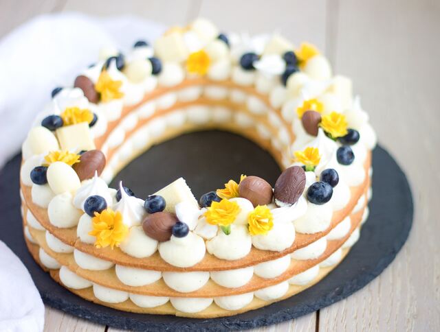 Velikonoční dort, variace na oblíbený „number cake“. Křehký mandlový korpus a krém z mascarpone a smetany.