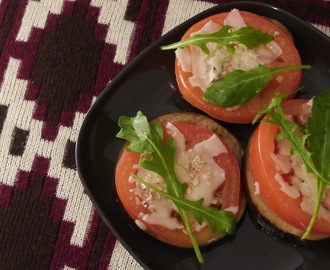 Bakłażany zapiekane z pomidorami, parmezanem i otrębami.