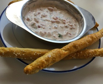 Grissini met dip van Griekse yoghurt en tomaat