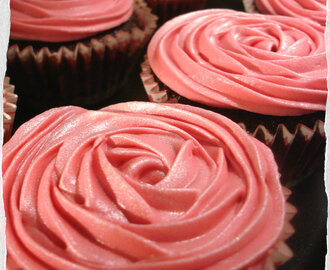 Valentines’s Day chocolate cupcakes with raspberry cream cheese frosting