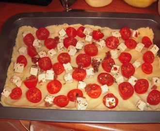 Tomaatti-fetapiirakka ja valkosuklaamuffinsit