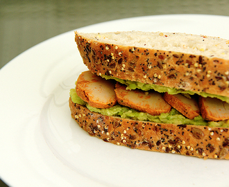 Sandwich met avocado en kip