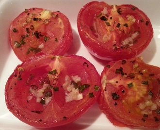 Koolhydraatarme en vetarme geroosterde tomaten uit de oven met verse kruiden en knoflook