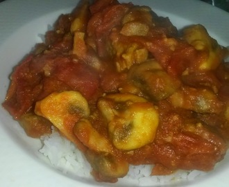 Rijst met pittige tomaat, lamsvlees en champignons