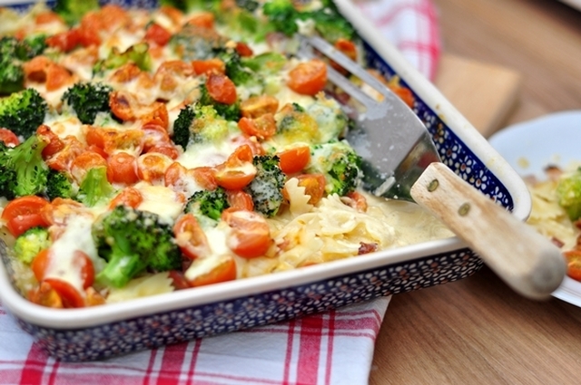 Zapiekanka makaronowa z warzywami i mozzarellą