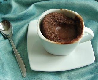 mug cake hyperprotéiné au chocolat et au son d'avoine à seulement 160 calories (sans sucre)