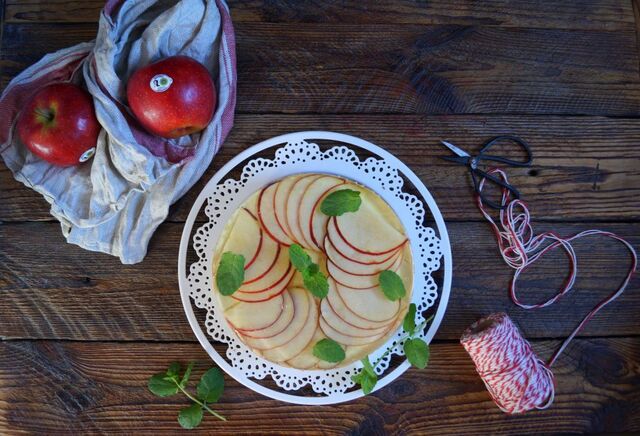 Sernik na zimno z karmelizowanymi jabłkami