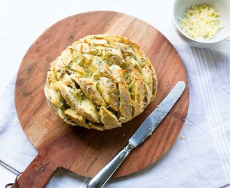 Easy pull apart bread with garlic butter and cheese
