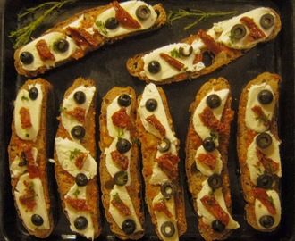 Zapekané chlebíky s mozzarellou, paradajkami a čiernymi olivami