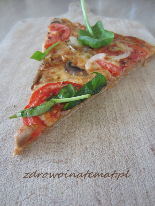Pizza żytnia, razowa wegetariańska ze świeżym szpinakiem