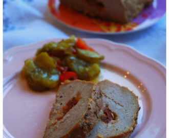 Pieczeń z mięsa mielonego faszerowana serem i suszonymi pomidorami