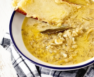 Zupa cebulowa z grzankami serowo – czosnkowymi