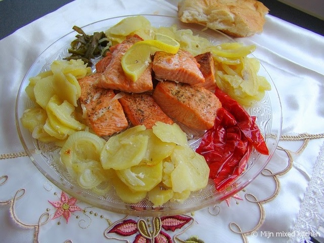 Fırında somon balığı (zalm met aardappel en groenten uit de oven)