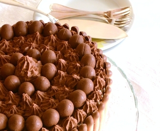 Dark Chocolate Cake di Pasqua con ganache al cioccolato fondente e zenzero e con ovetti e togo