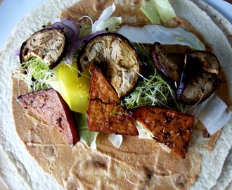 Wrap s pečeným tofu a baklažánovou “slaninou”