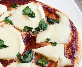 Vega: Pizza met mozzarella, tomaat en basilicum