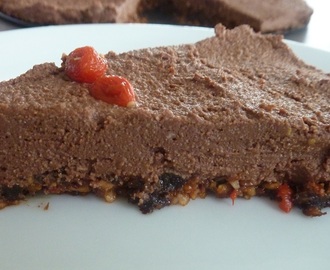Vegánsky čokoládový raw koláč s kustovnicou
