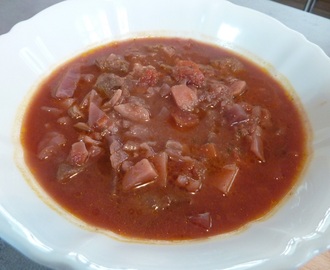 Cviklová, kapustová polievka s hovädzím mäsom