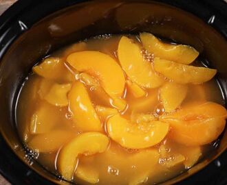 How to make a slow cooker peach cake (video)