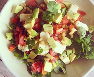 Recept - Salade met halloumi, avocado & pijnboompitjes