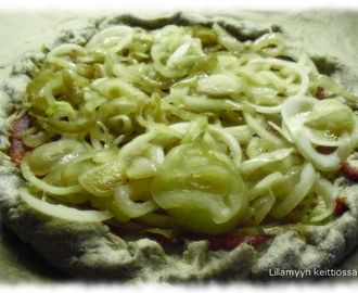 Sipuli-juustopizza ruispohjalla