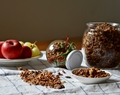 Domácí granola s ořechy, semínky, kokosem a čokoládou