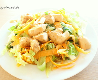 Salade met gemarineerde kip