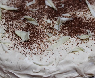 Torta s bielou čokoládou a cappucino