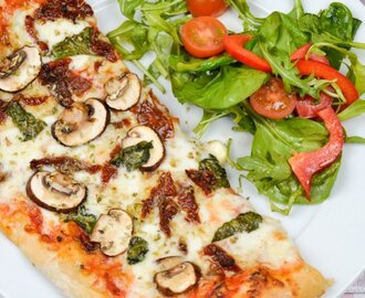 Vegetarisk pizza med soltorkad tomat