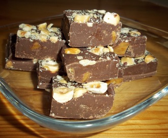 Fudge με δύο σοκολάτες (γάλακτος και μαύρη) με καραμέλα και φουντούκια