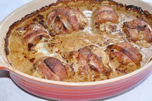 Kyckling insvept i bacon och fylld med smältande mozzarella